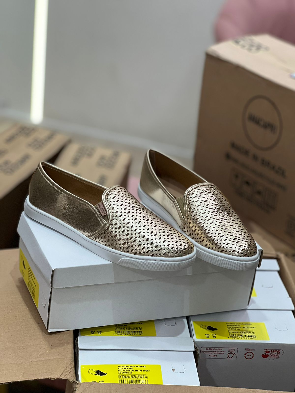 TÊNIS SLIP ON DOURADO