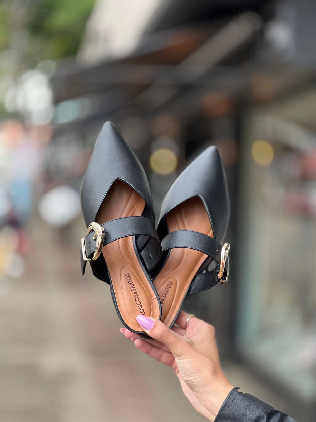 13630 - MULE PRETO COM FIVELA DOURADA EM COURO