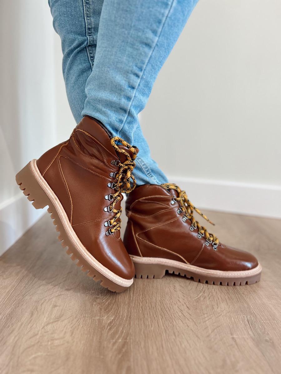 BOTA DE CANO MÉDIO TRATORADA EM COURO