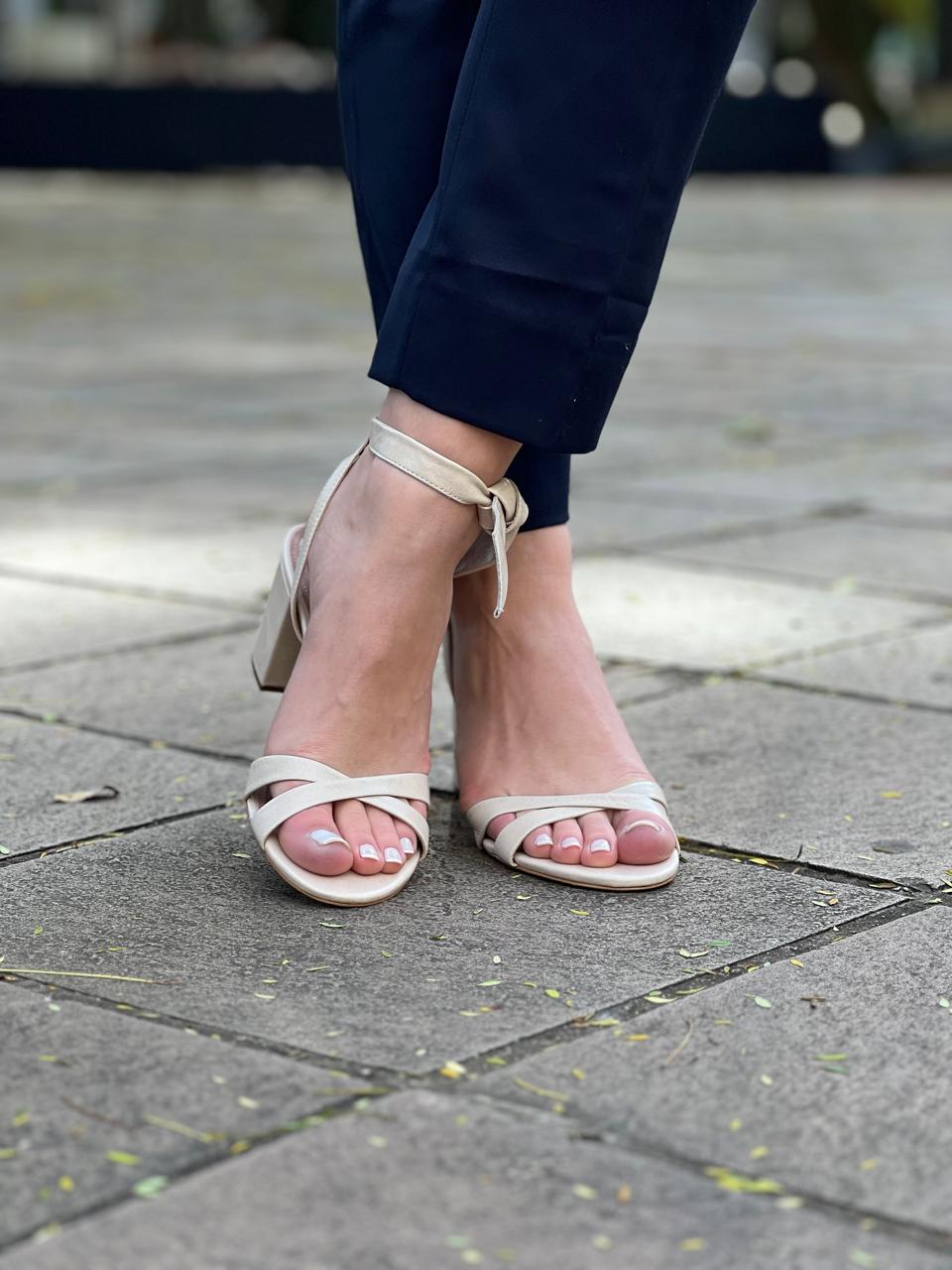 SANDÁLIA COURO SALTO ALTO BLOCO LACE UP