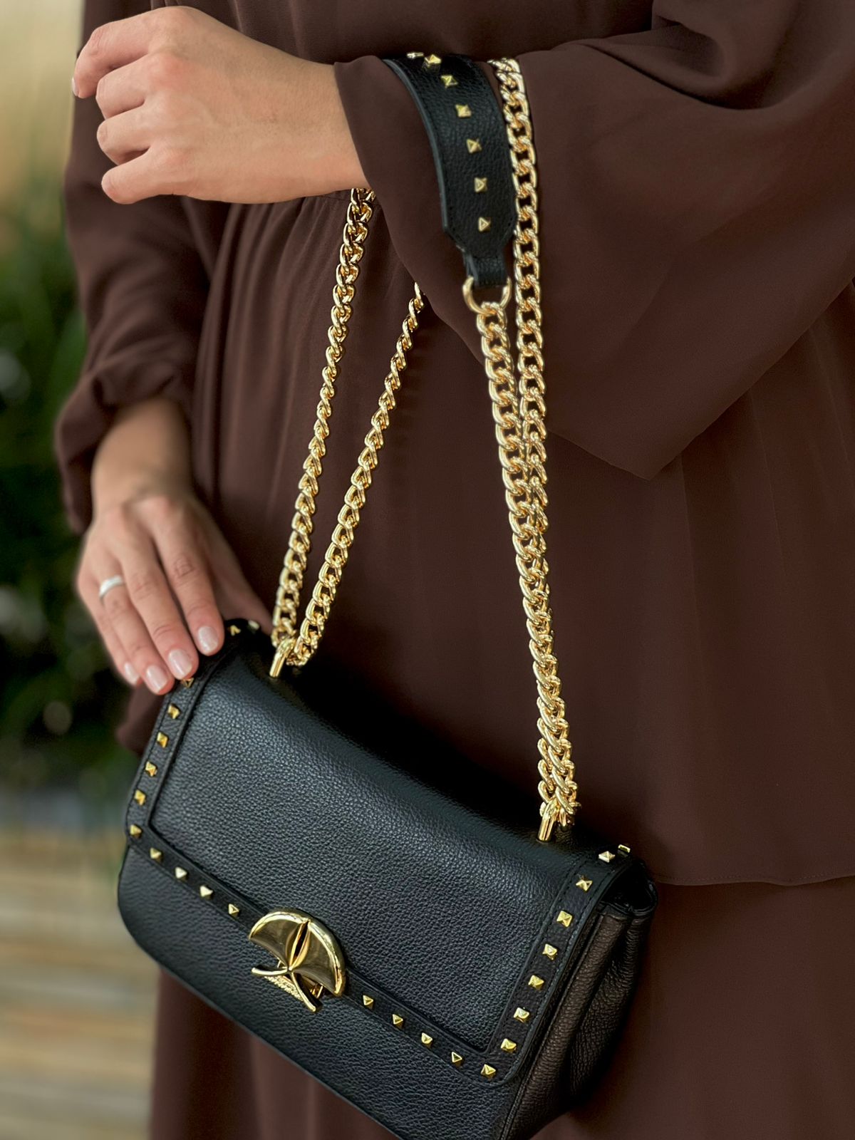 BOLSA MÉDIA EM COURO COM ALÇA DE CORRENTE