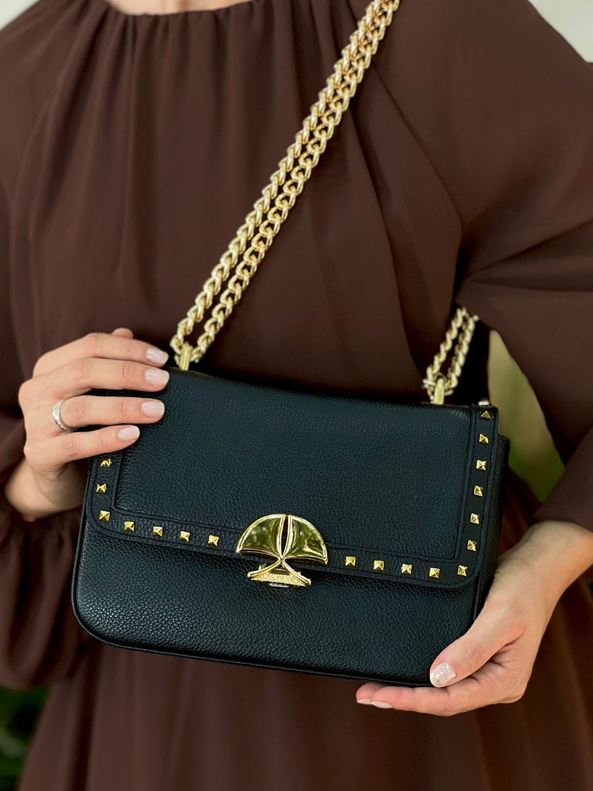 BOLSA MÉDIA EM COURO COM ALÇA DE CORRENTE