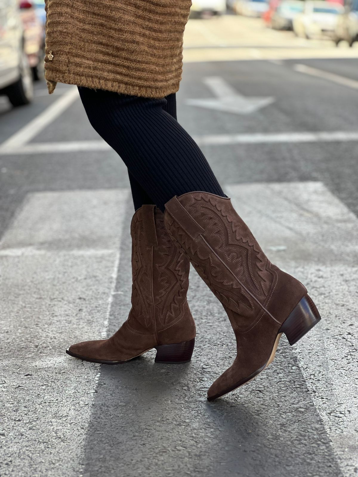 BOTA DE CANO MÉDIO COWBOY EM CAMURÇA