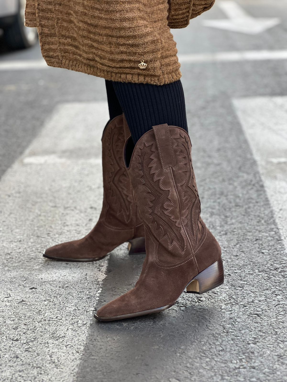 BOTA DE CANO MÉDIO COWBOY EM CAMURÇA