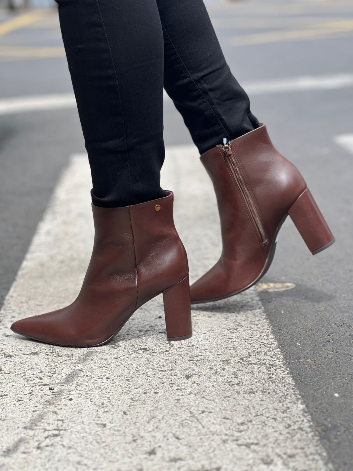 BOTA MINIMALISTA CANO CURTO