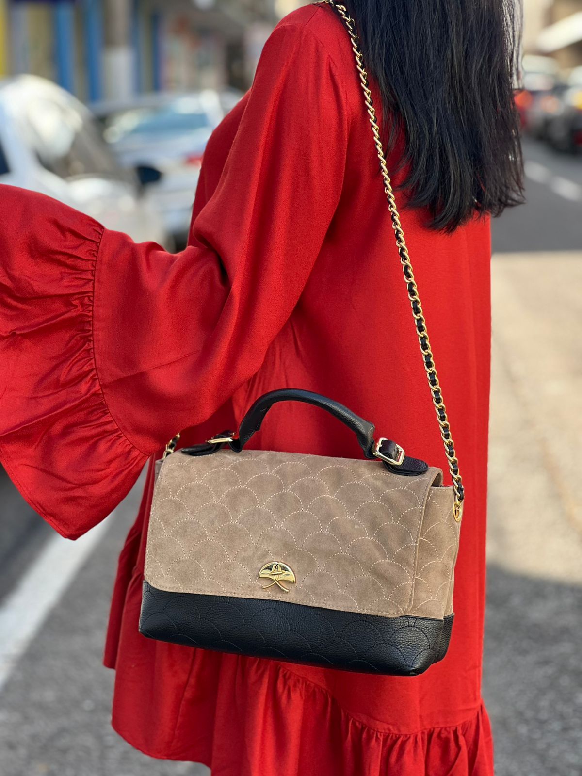 BOLSA MÉDIA EM COURO E CAMURÇA COM FECHO E ALÇA DE MÃO