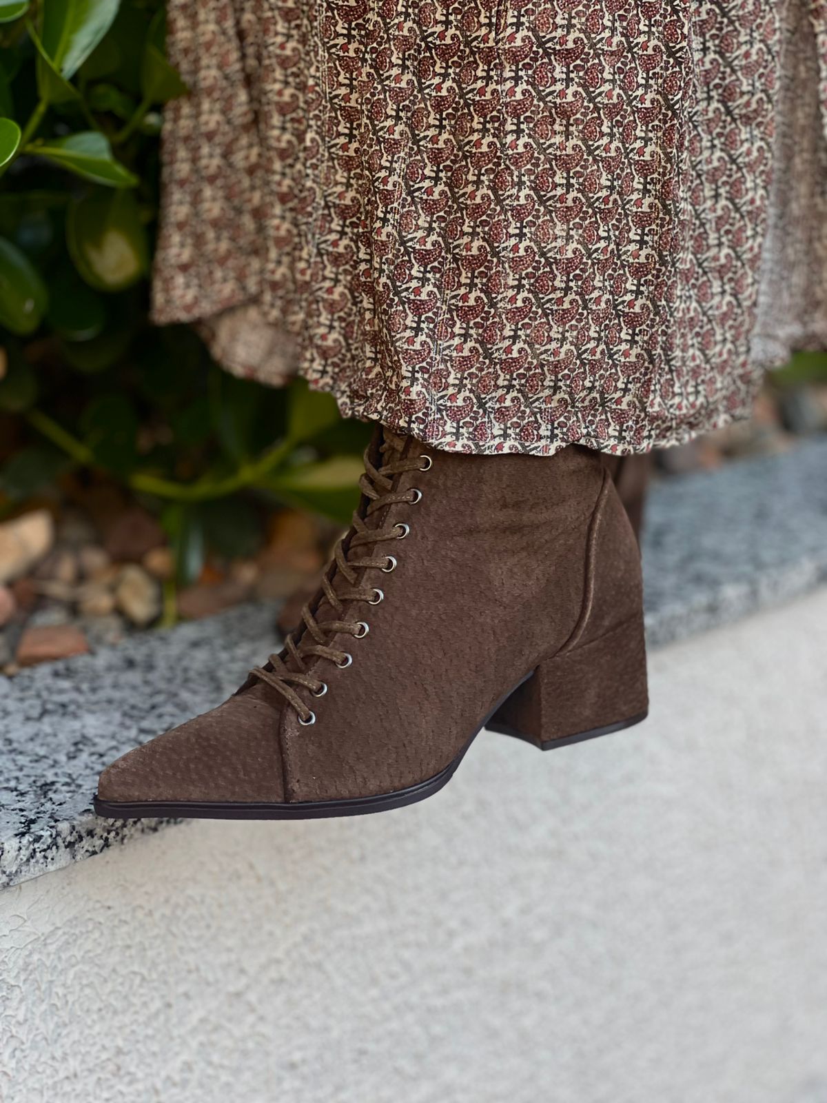 BOTA CAMURÇADA CANO E SALTO BAIXO