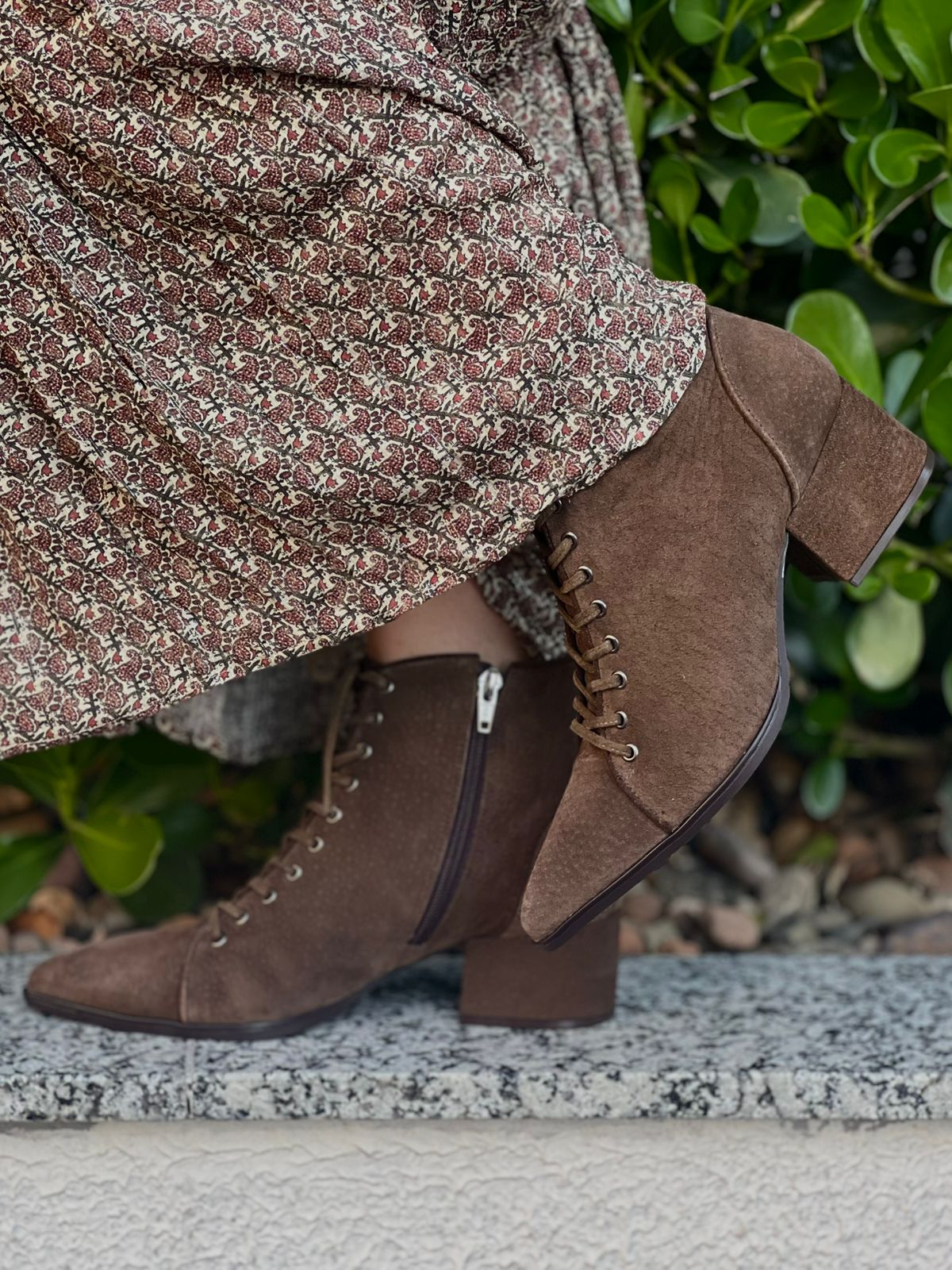 BOTA CAMURÇADA CANO E SALTO BAIXO