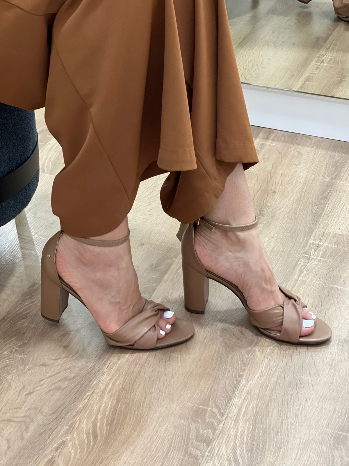 SANDÁLIA SALTO BLOCO COM TIRA DE X CONFI