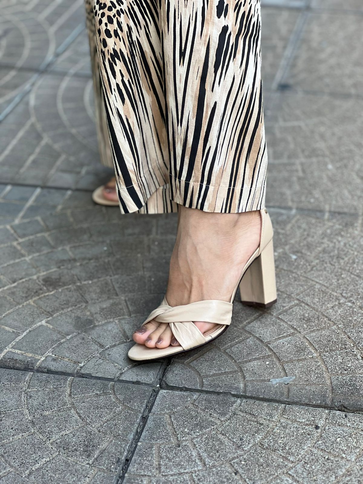 SANDÁLIA SALTO BLOCO COM TIRA DE X CONFI