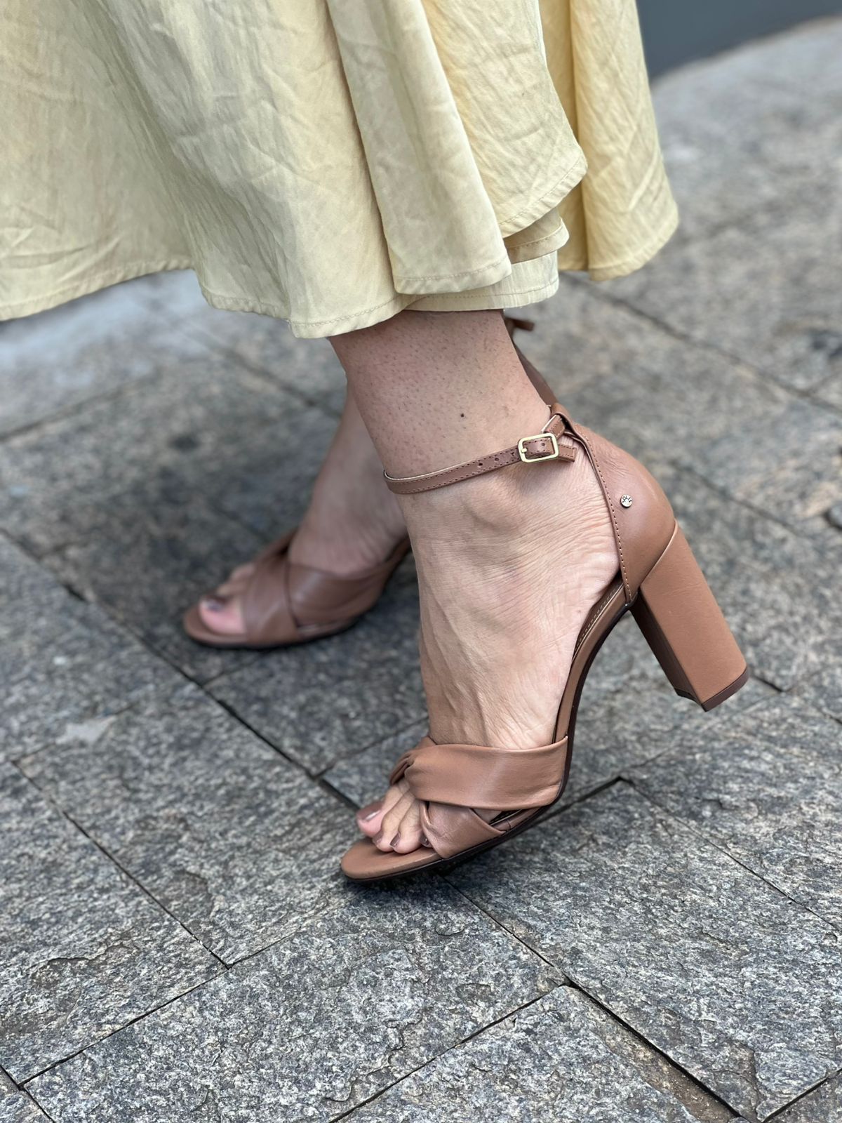 SANDÁLIA SALTO BLOCO COM TIRA DE X CONFI