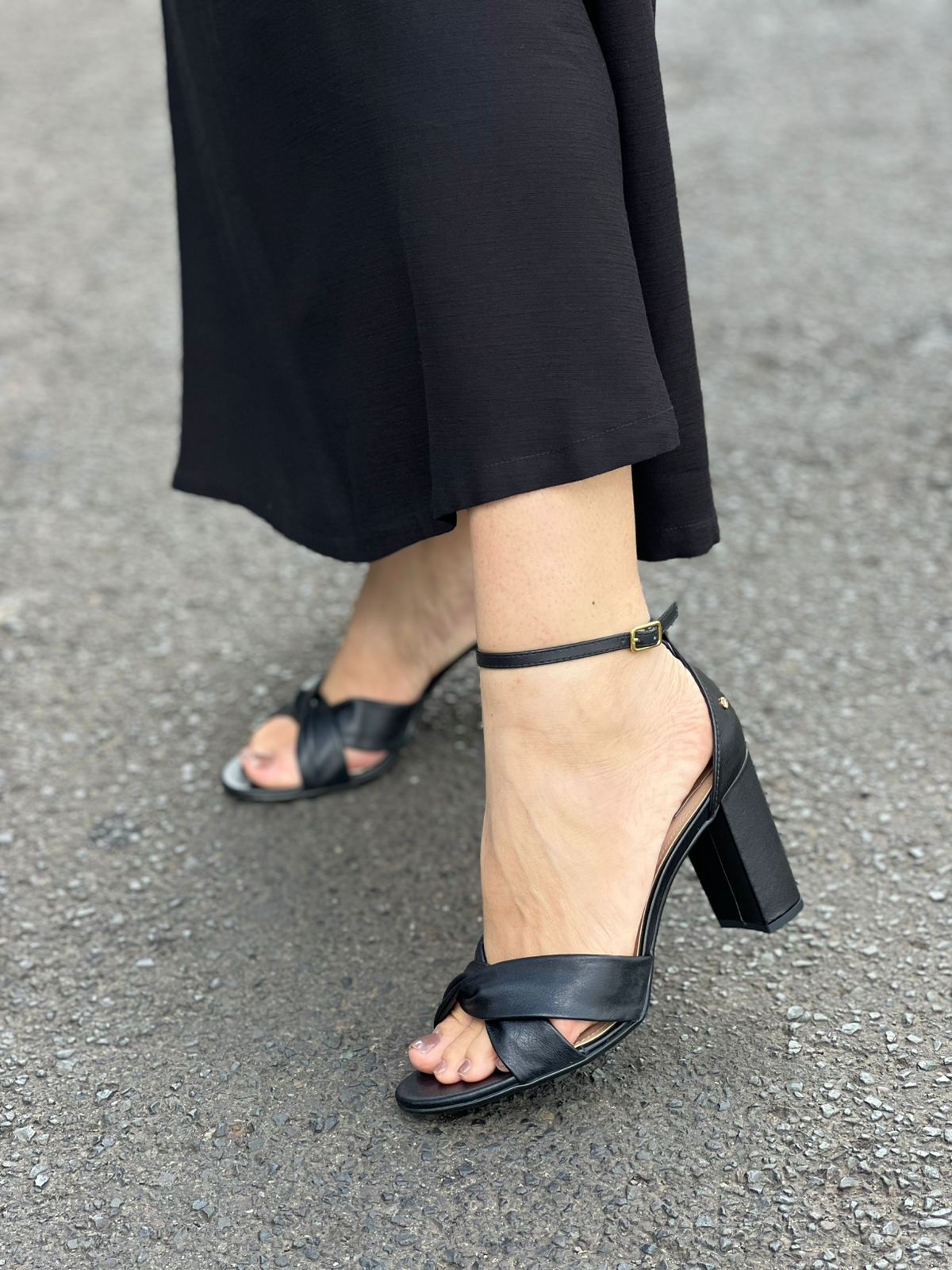 SANDÁLIA SALTO BLOCO COM TIRA DE X CONFI