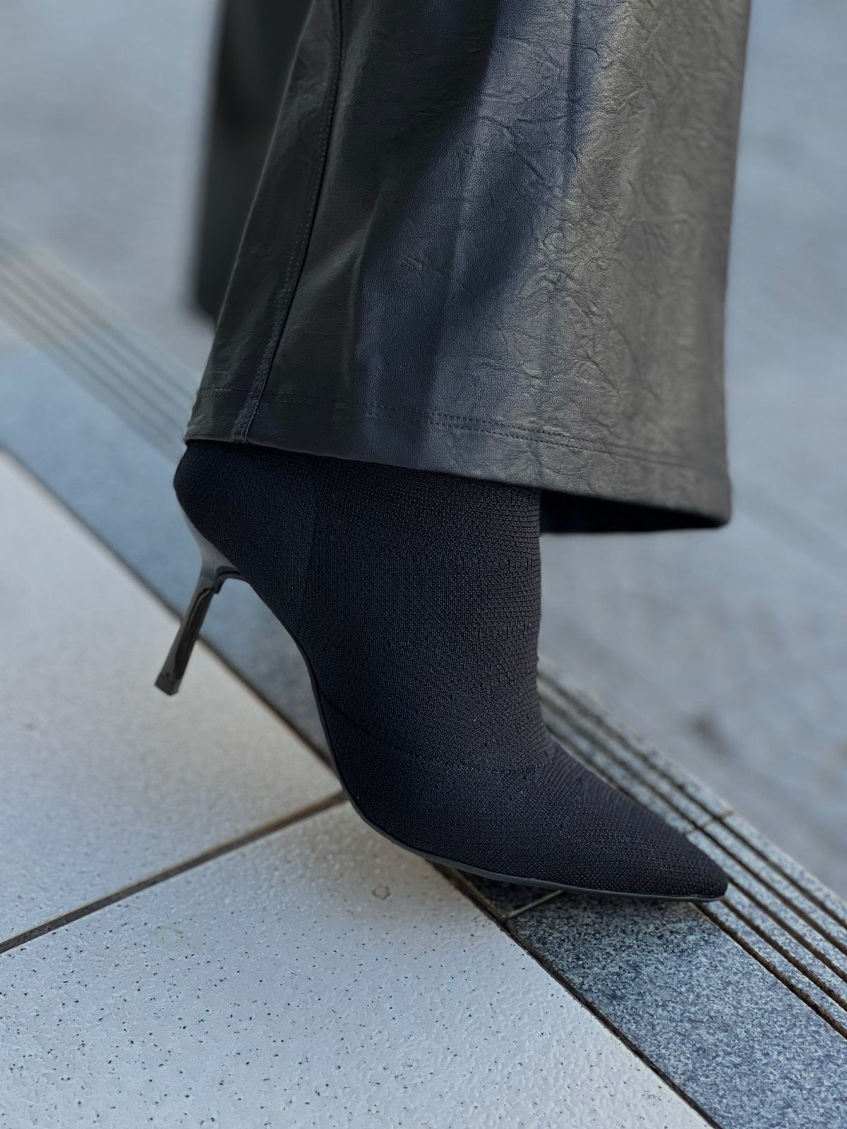 BOTA KNIT CANO CURTO E BICO FINO