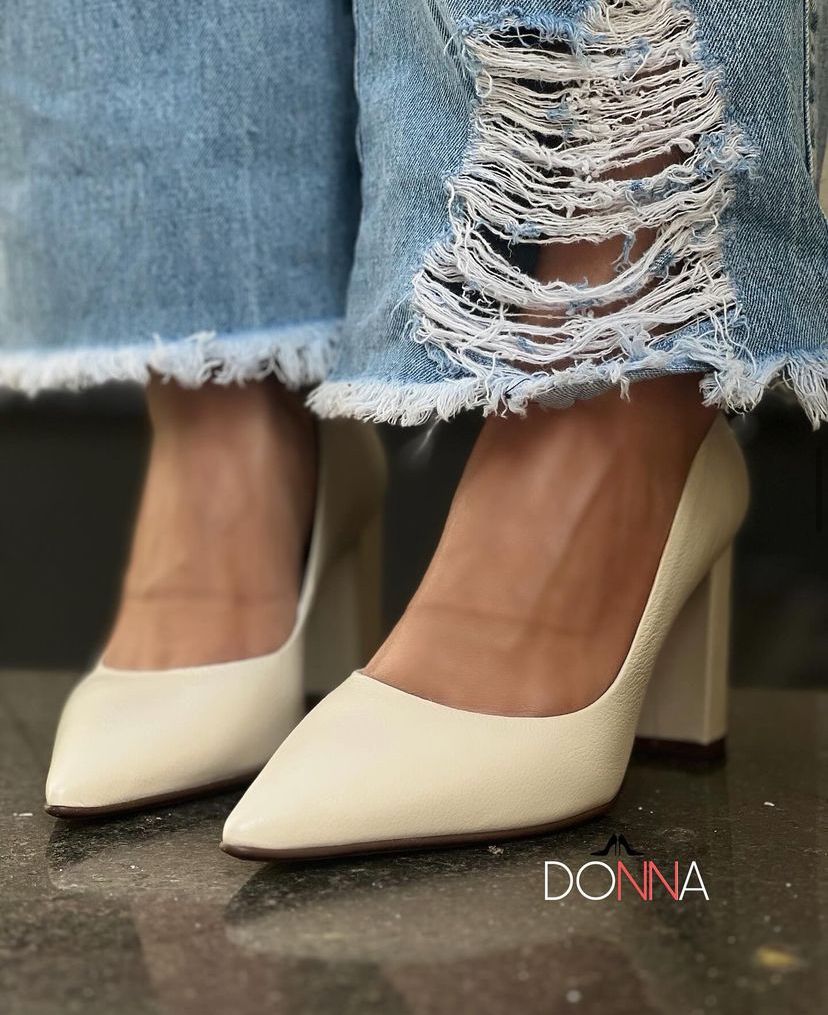 SCARPIN SALTO ALTO - EM COURO - OFF WHITE