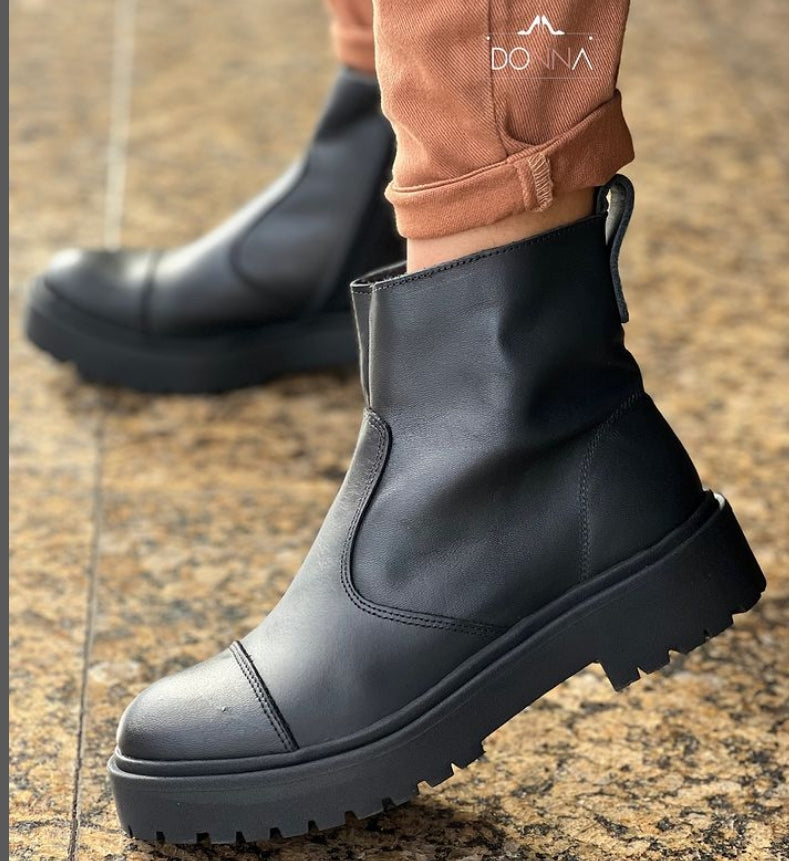 BOTA SALTO TRATORADO - EM COURO - PRETO