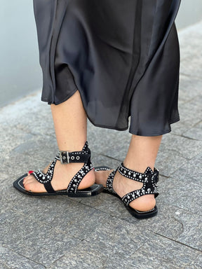 SANDÁLIA RASTEIRA EM CAMURÇA E APLICAÇÕES