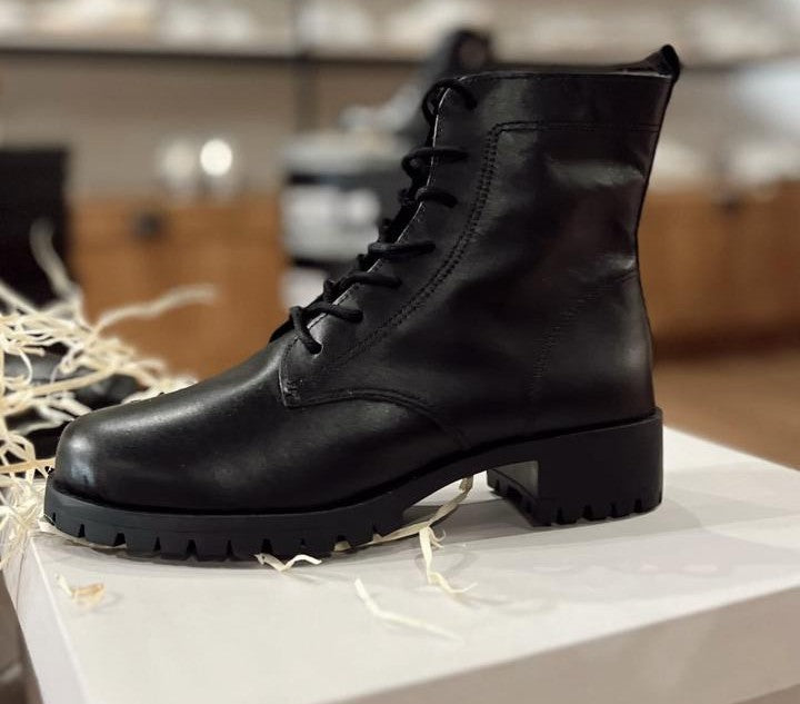 BOTA SALTO BAIXO - EM COURO - PRETO