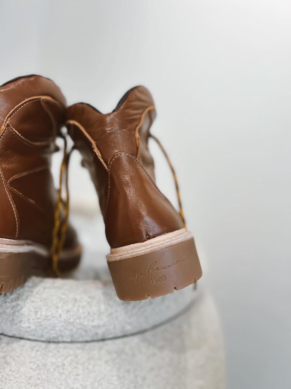 BOTA DE CANO MÉDIO TRATORADA EM COURO