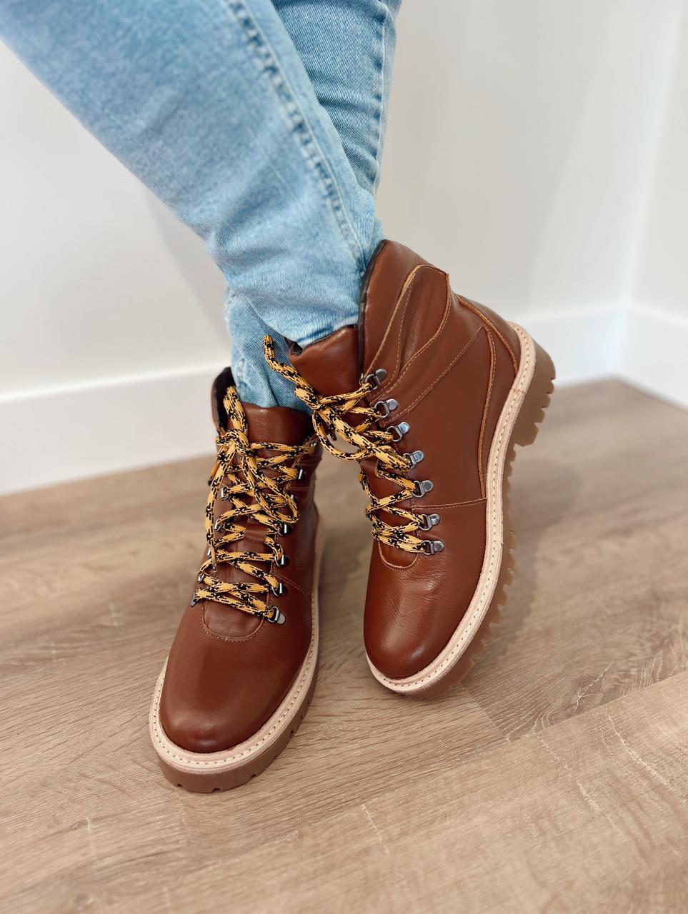 BOTA DE CANO MÉDIO TRATORADA EM COURO