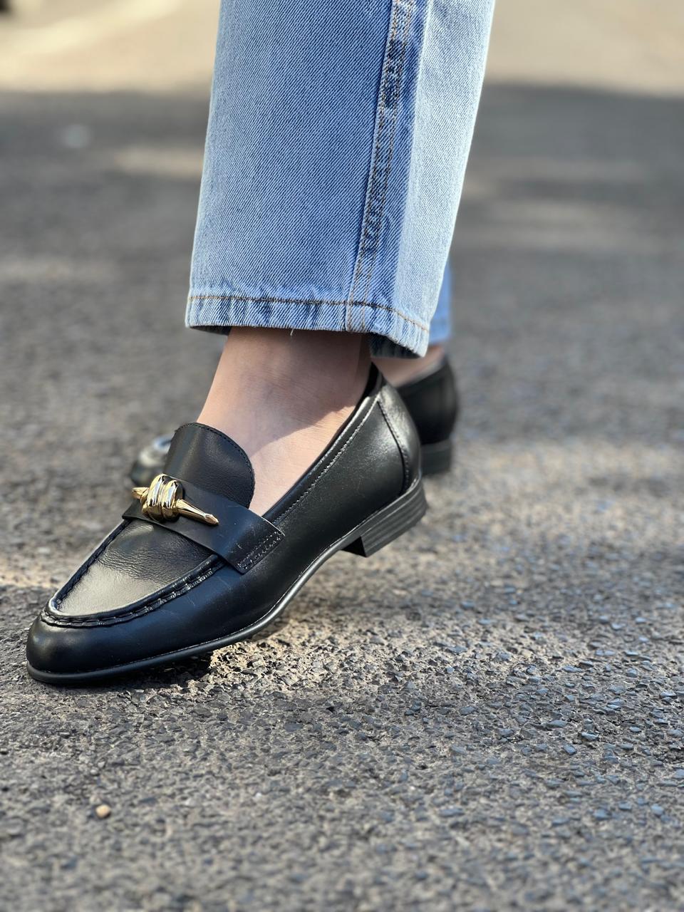 MOCASSIM DE COURO BICO REDONDO METAL NÓ