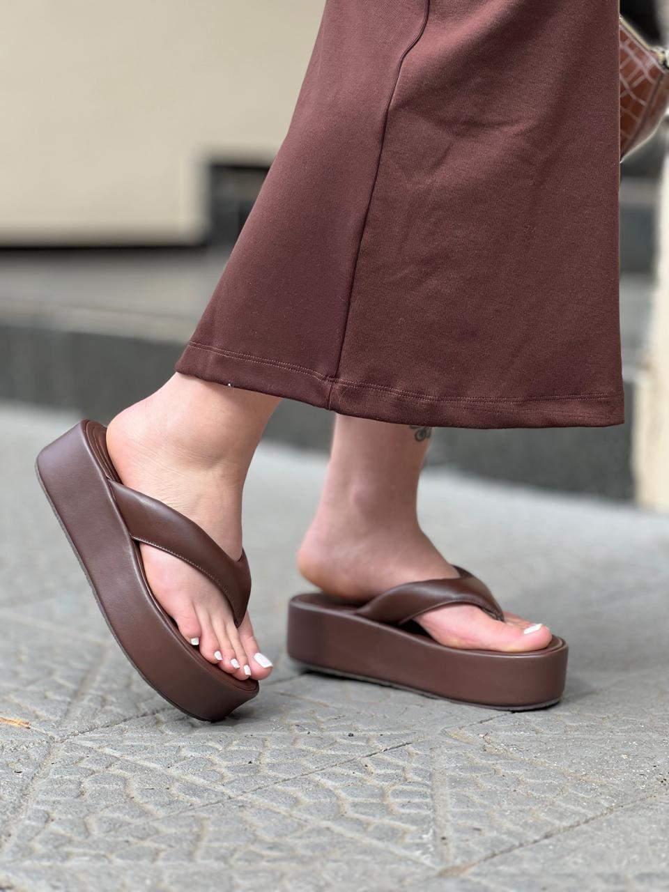 SANDÁLIA PLATAFORMA FLAT EM COURO