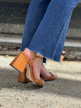 SANDÁLIA EM VERNIZ E DETALHE METALIZADO