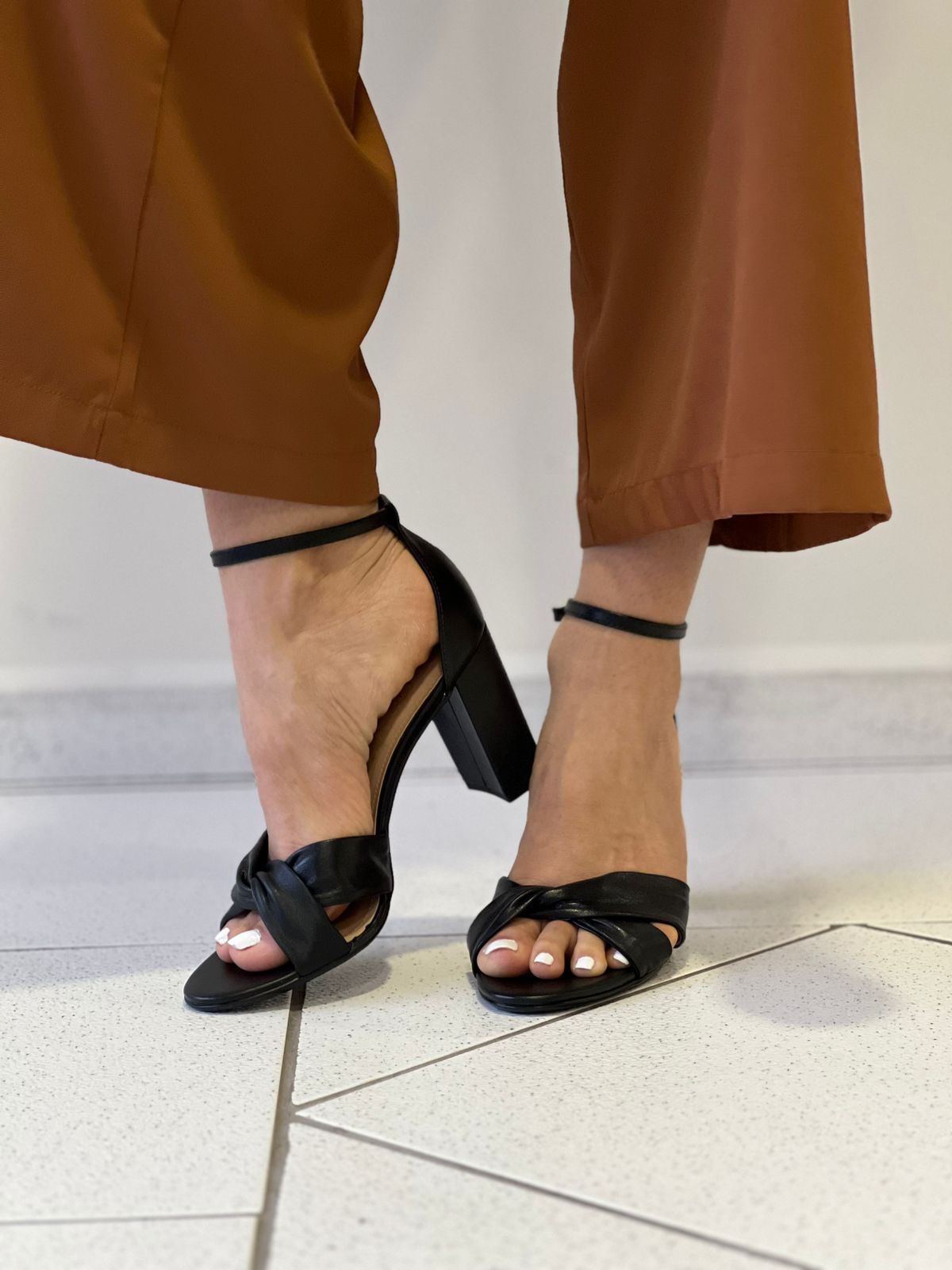 SANDÁLIA SALTO BLOCO COM TIRA DE X CONFI