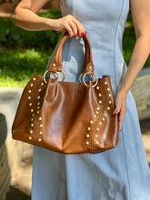 BOLSA TOTE GRANDE COM REBITES