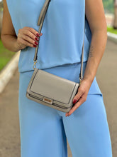 BOLSA TRANSVERSAL COM FECHO METALIZADO