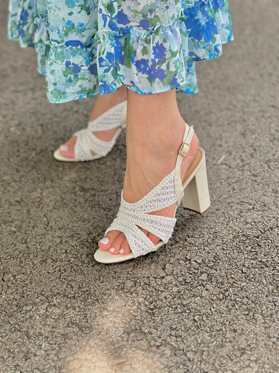 SANDÁLIA BORDADA COM RECORTES