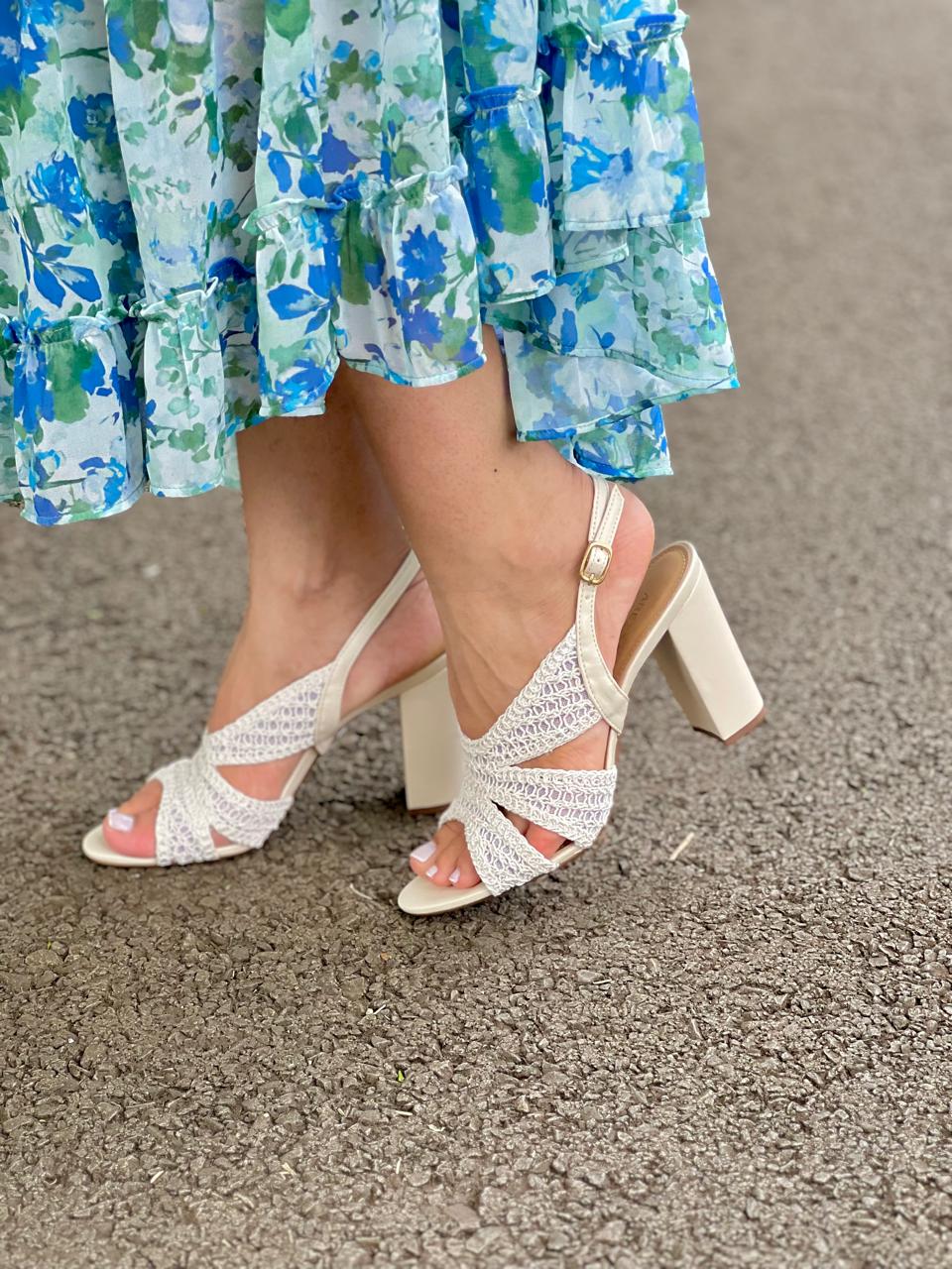 SANDÁLIA BORDADA COM RECORTES