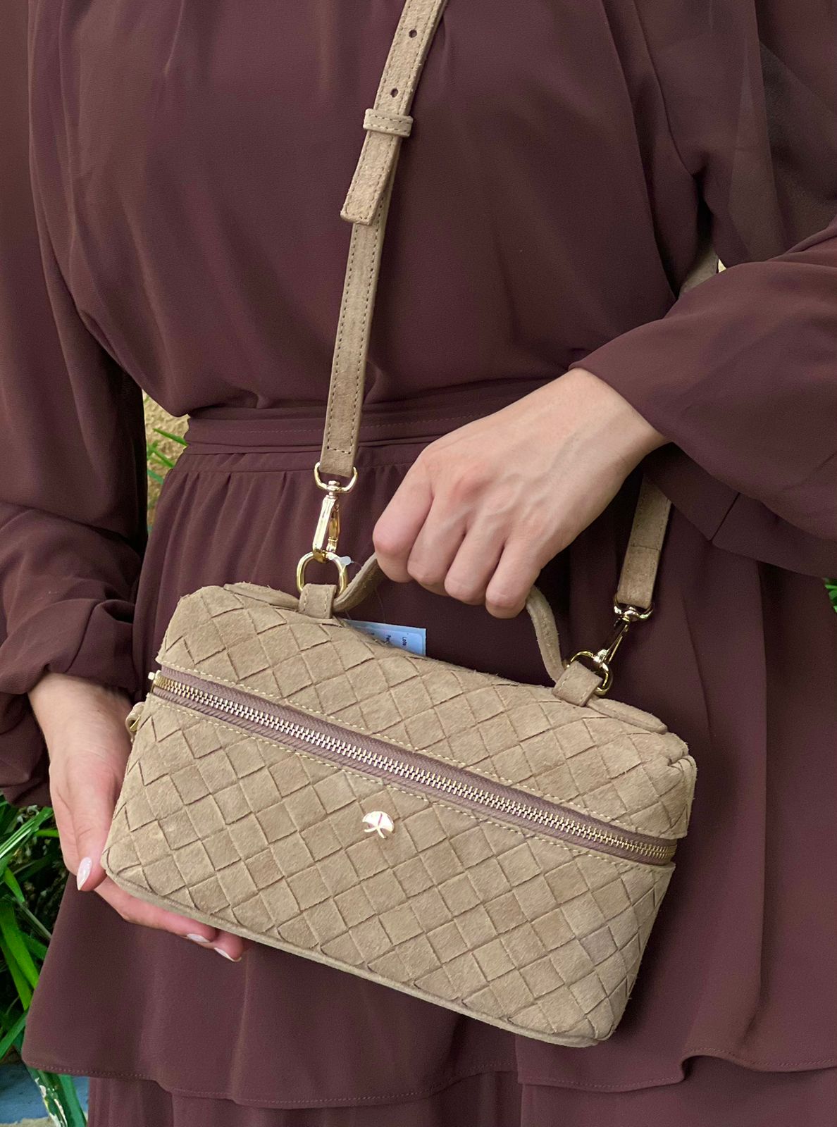 BOLSA PEQUENA TRESSÊ EM CAMURÇA BEGE FENDI
