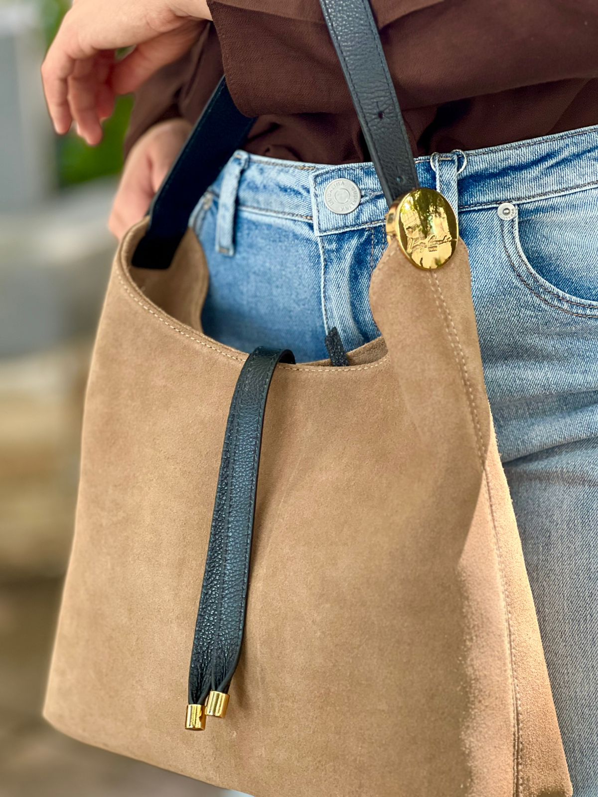 BOLSA HOBO MÉDIA EM CAMURÇA E COURO