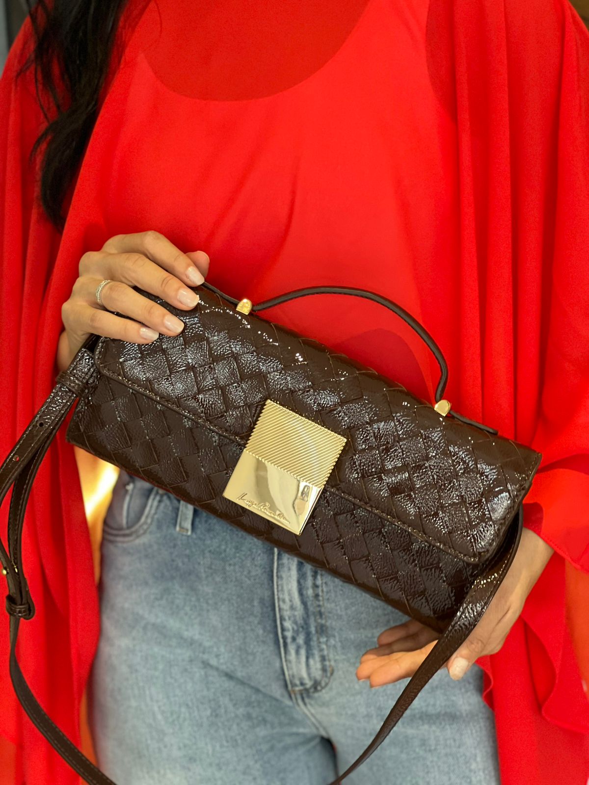 BOLSA EM VERNIZ E FECHO DE PLACA LB MÉDIA