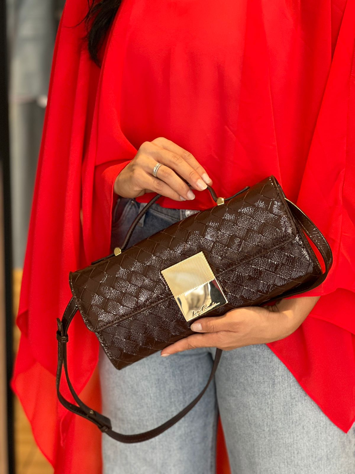 BOLSA EM VERNIZ E FECHO DE PLACA LB MÉDIA