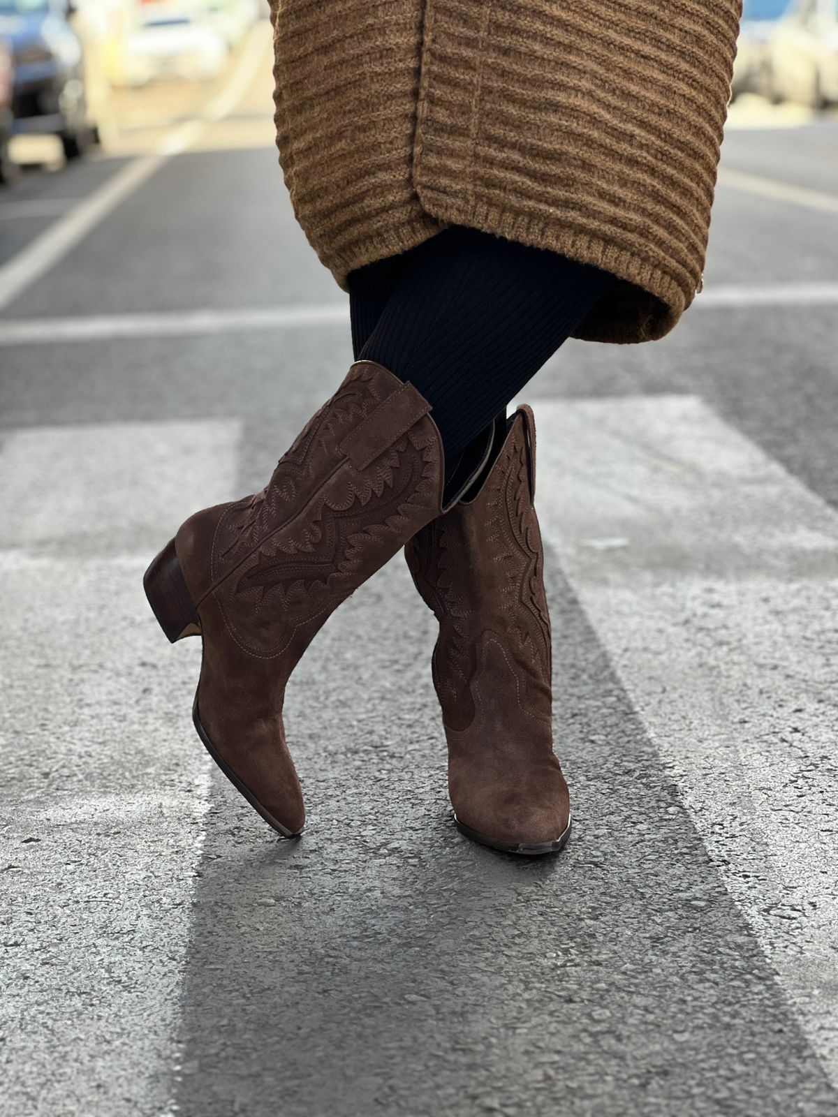 BOTA DE CANO MÉDIO COWBOY EM CAMURÇA