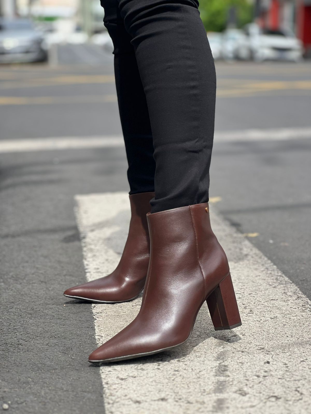 BOTA MINIMALISTA CANO CURTO