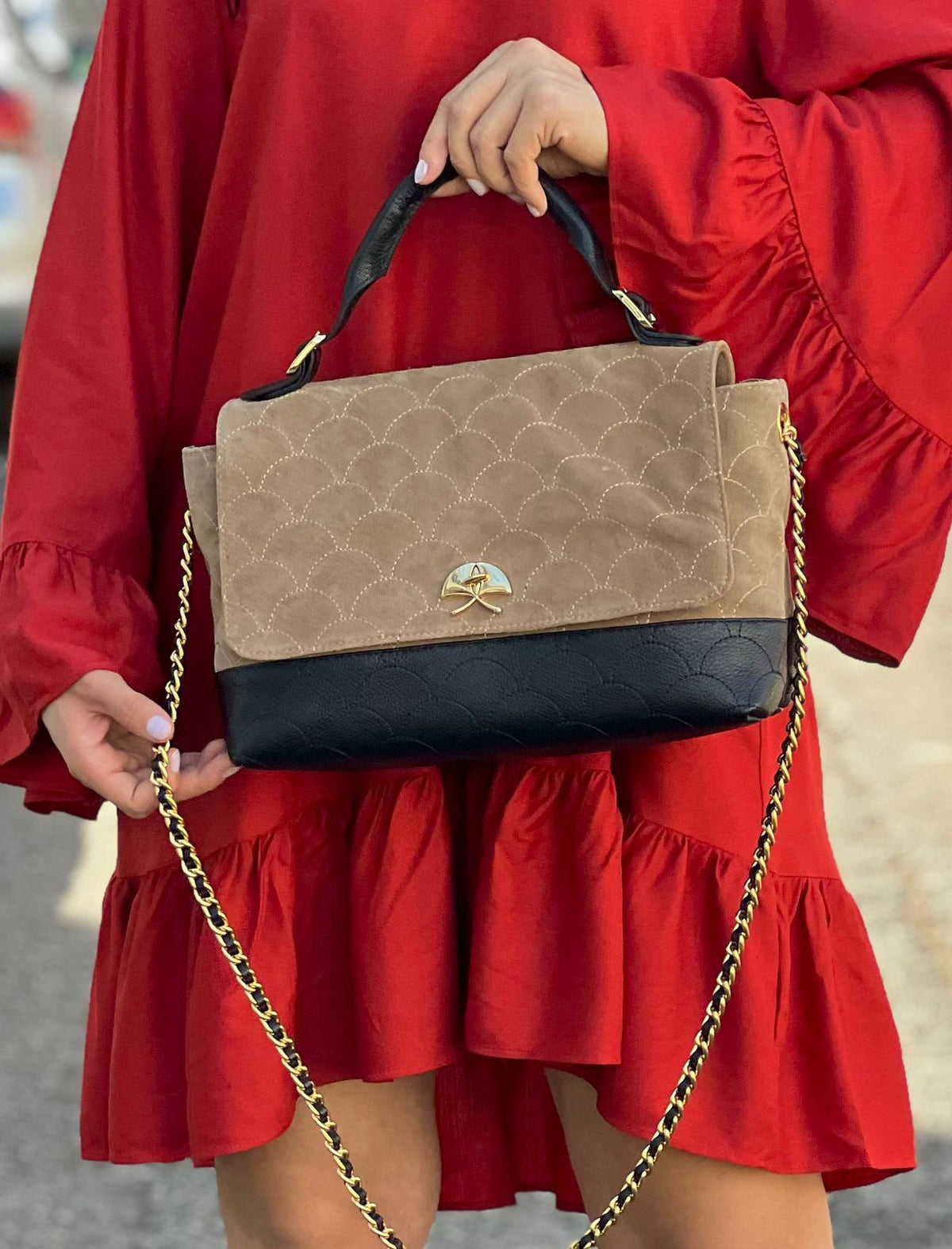 BOLSA MÉDIA EM COURO E CAMURÇA COM FECHO E ALÇA DE MÃO