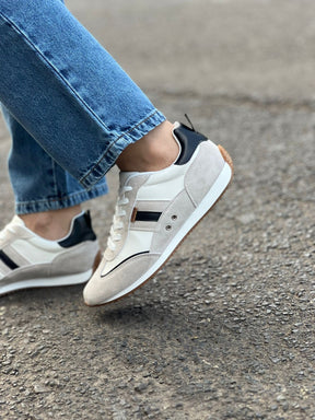 TÊNIS COM RECORTES CONTRASTANTES