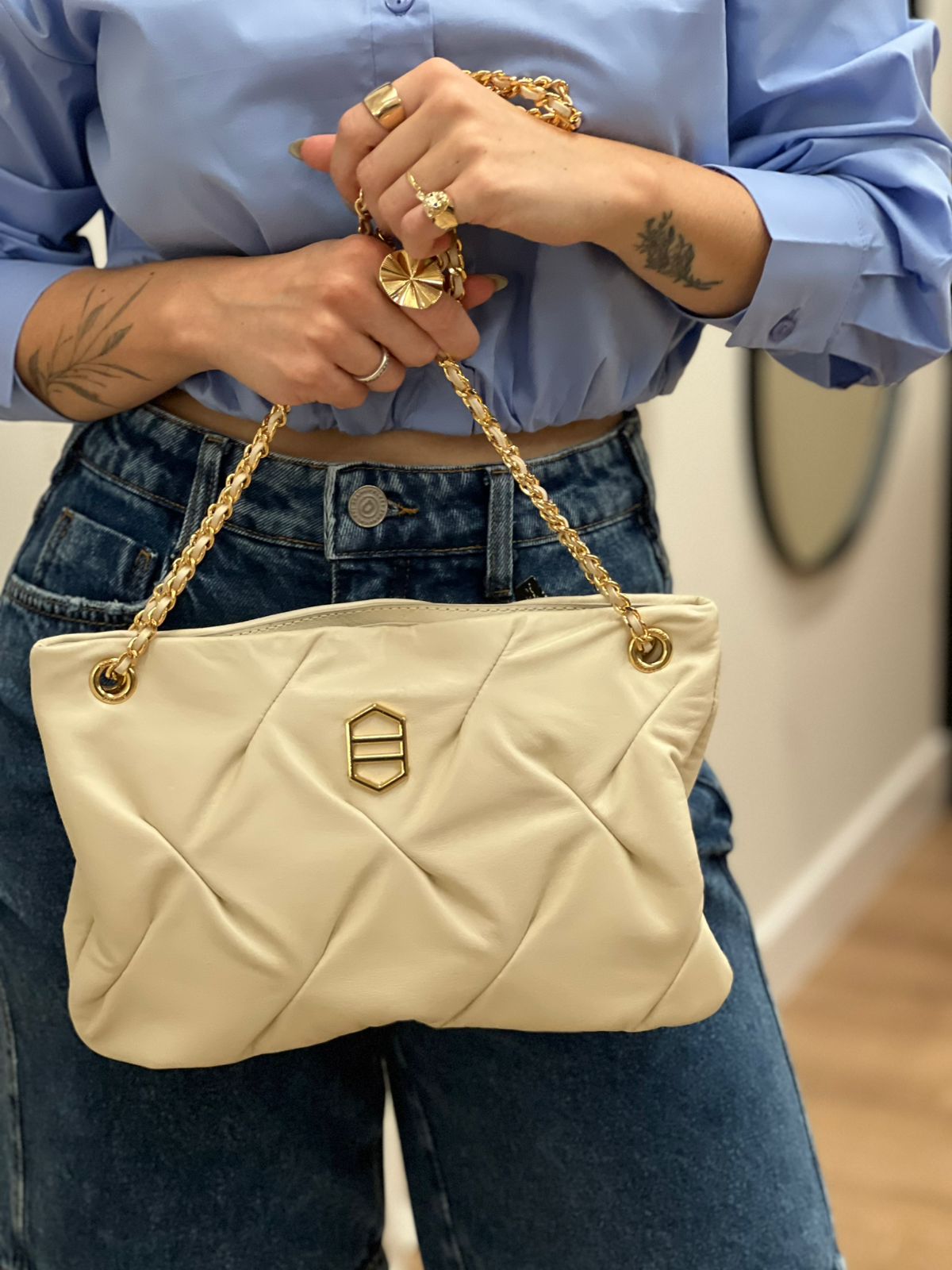 BOLSA TIRACOLO MÉDIA COM FRISOS