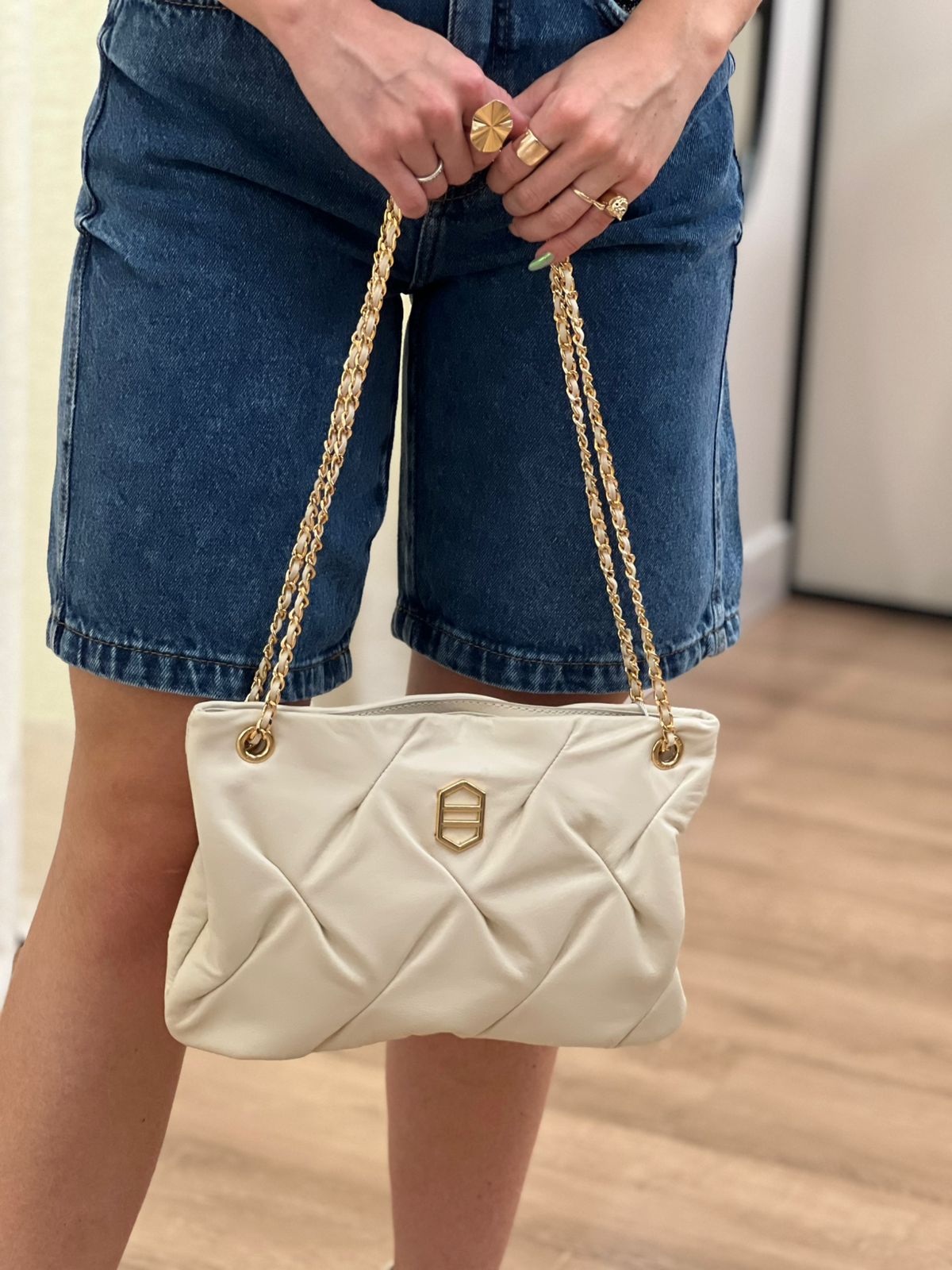 BOLSA TIRACOLO MÉDIA COM FRISOS