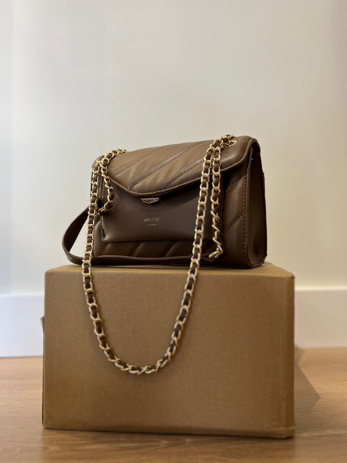 BOLSA TIRACOLO MARROM PEQUENA MATELASSÊ CORRENTE