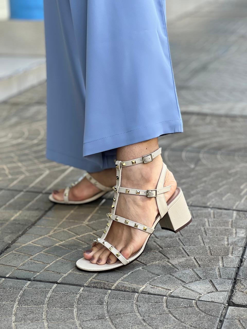 SANDÁLIA SALTO BLOCO MÉDIO COM STRICKES