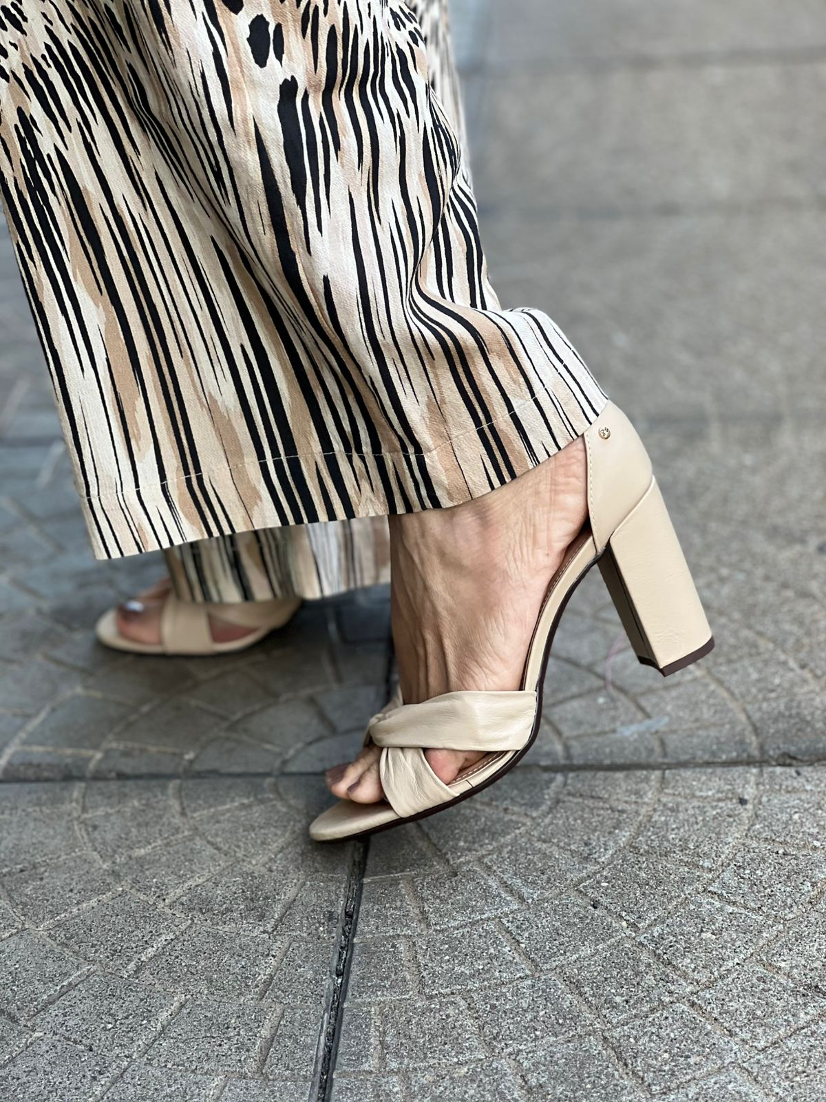 SANDÁLIA SALTO BLOCO COM TIRA DE X CONFI