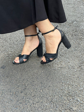 SANDÁLIA SALTO BLOCO COM TIRA DE X CONFI