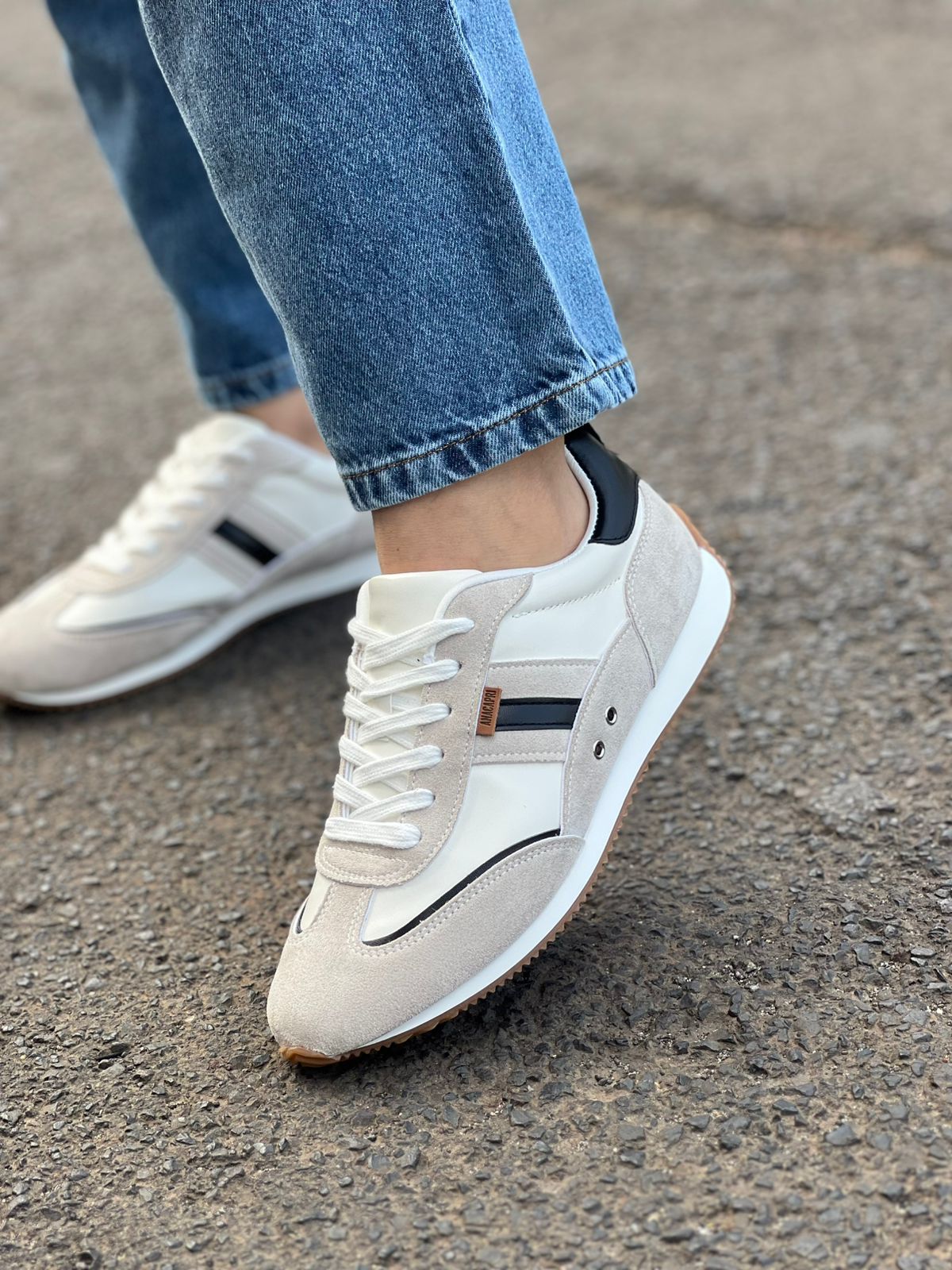 TÊNIS COM RECORTES CONTRASTANTES